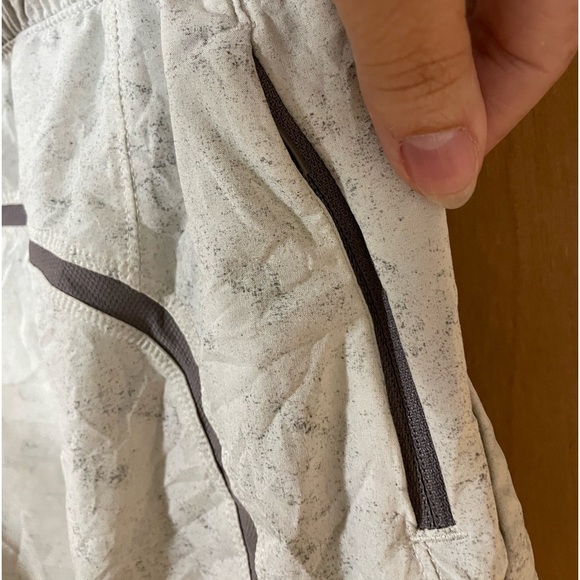 LULULEMON-Pace Breaker Linerless Short 
Gravel Dust White Opal Lunar Rock - Picture 5 of 7